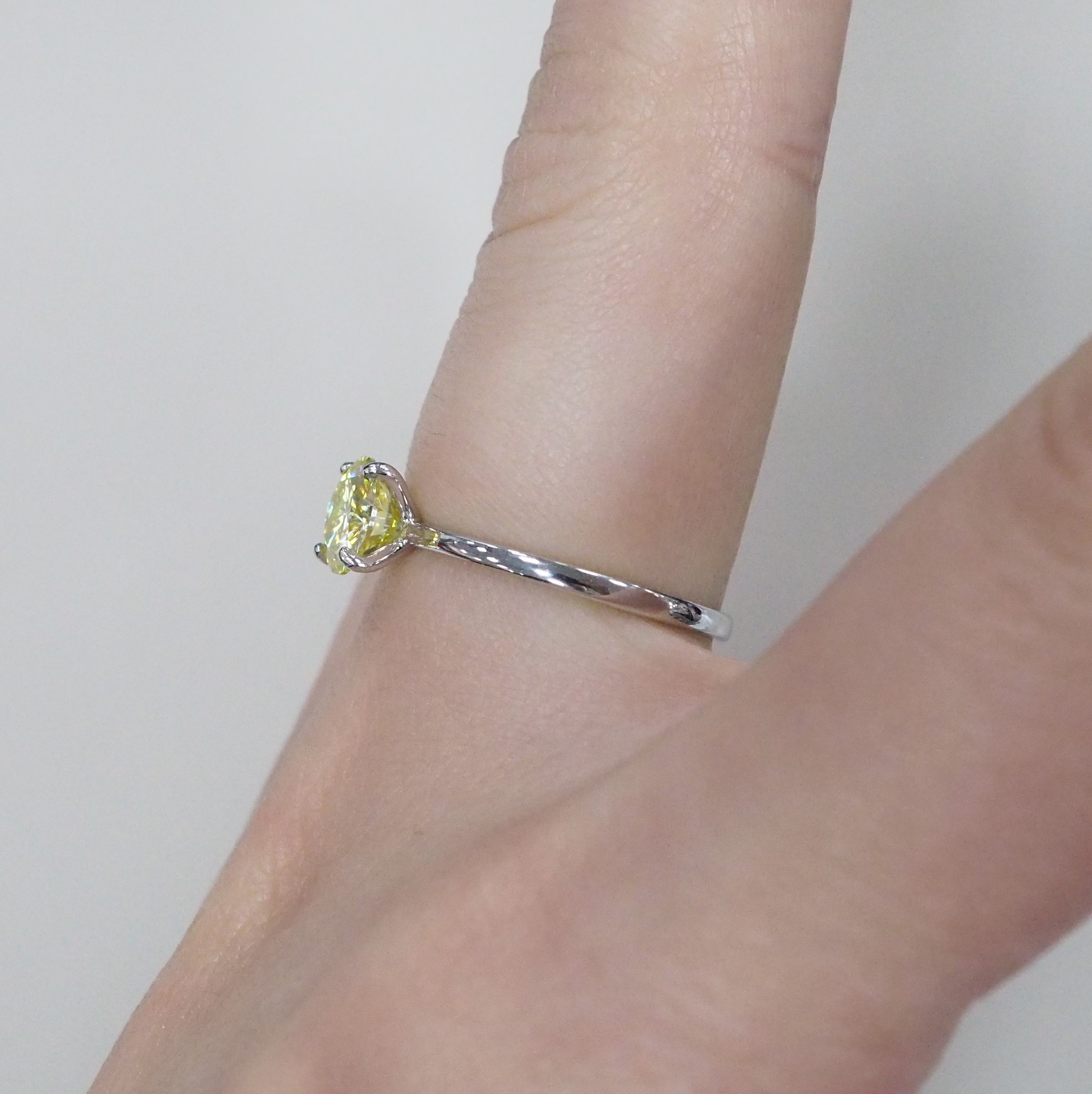 Серебряное кольцо с желтым муассанитом